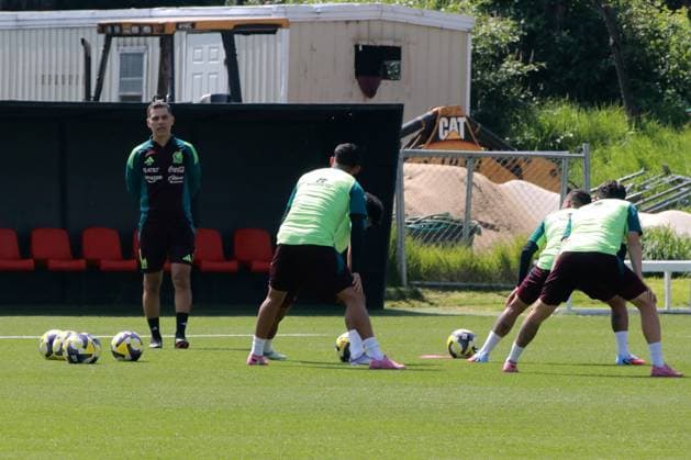 Fußball, Nationalteam Mexiko Training Mexican National Soccer Team Training In Mexico City Rafael Marquez, technical assistant of the Mexican National Soccer Team, is seen with several players during the Mexican National Soccer Team training session at the High Performance Center (CAR) of the Mexican Football Federation in Mexico City, Mexico, on August 26, 2025. The Mexican national team, Nationalteam continues its preparation at the High Performance Center (CAR) on the second day of the microcycle prior to the next FIFA Date. MÃ xico City Mexico  Copyright: xJosexLuisxToralesx originalFilename:torales-notitle250826_npDzF.jpg