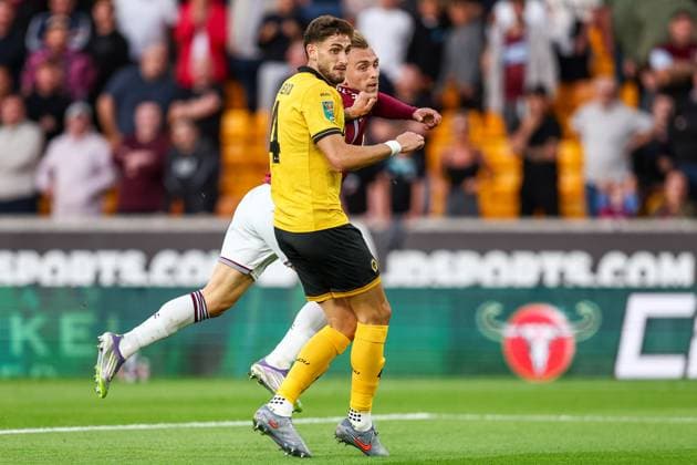 Wolverhampton Wanderers v West Ham United - Carabao Cup Second Round Santiago Bueno of Wolverhampton Wanderers tries to block the shot by Jarrod Bowen of West Ham during the Carabao Cup match between Wolverhampton Wanderers and West Ham United at Molineux in Wolverhampton, on August 26, 2025. Wolverhampton West Midlands United Kingdom  Copyright: xMIxNewsx originalFilename:fletcher-wolverha250826_npIII.jpg