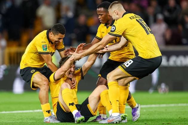 Wolverhampton Wanderers v West Ham United - Carabao Cup Second Round Jorgen Strand Larsen of Wolverhampton Wanderers is helped up as he celebrates the goal during the Carabao Cup match between Wolverhampton Wanderers and West Ham United at Molineux in Wolverhampton, United Kingdom, on August 26, 2025. Wolverhampton West Midlands United Kingdom  Copyright: xMIxNewsx originalFilename:fletcher-wolverha250826_npkeK.jpg