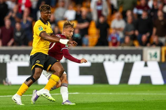 Wolverhampton Wanderers v West Ham United - Carabao Cup Second Round West Ham s Jarrod Bowen attempts a shot under pressure from Wolverhampton Wanderers Emmanuel Agbadou during the Carabao Cup match between Wolverhampton Wanderers and West Ham United at Molineux in Wolverhampton, England, on August 26, 2025. Wolverhampton West Midlands United Kingdom  Copyright: xMIxNewsx originalFilename:fletcher-wolverha250826_npPsJ.jpg