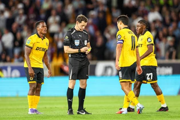 Wolverhampton Wanderers v West Ham United - Carabao Cup Second Round Referee Darren England notes a caution as Wolverhampton Wanderers players surround him during the Carabao Cup match between Wolverhampton Wanderers and West Ham United at Molineux in Wolverhampton, United Kingdom, on August 26, 2025. Wolverhampton West Midlands United Kingdom  Copyright: xMIxNewsx originalFilename:fletcher-wolverha250826_npUzk.jpg