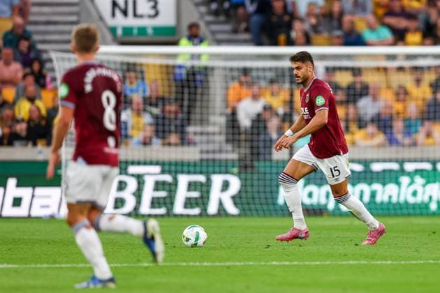 Wolverhampton Wanderers v West Ham United - Carabao Cup Second Round Konstantinos Mavropanos of West Ham plays during the Carabao Cup match between Wolverhampton Wanderers and West Ham United at Molineux in Wolverhampton, United Kingdom, on August 26, 2025. Wolverhampton West Midlands United Kingdom  Copyright: xMIxNewsx originalFilename:fletcher-wolverha250826_np2sd.jpg