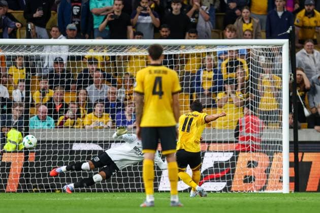 Wolverhampton Wanderers v West Ham United - Carabao Cup Second Round Wolverhampton Wanderers Hwang Hee-Chan takes the penalty during the Carabao Cup match between Wolverhampton Wanderers and West Ham United at Molineux in Wolverhampton, United Kingdom, on August 26, 2025. Wolverhampton West Midlands United Kingdom  Copyright: xMIxNewsx originalFilename:fletcher-wolverha250826_nppJX.jpg
