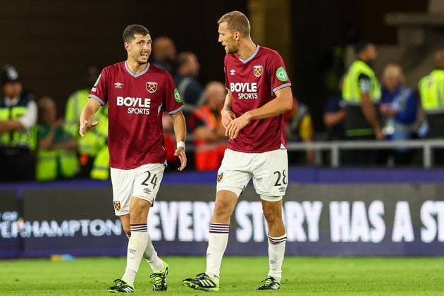 Wolverhampton Wanderers v West Ham United - Carabao Cup Second Round West Ham s goalscorer, Tomas Soucek, chats with Guido Rodrigues as they head back to restart play during the Carabao Cup match between Wolverhampton Wanderers and West Ham United at Molineux in Wolverhampton, United Kingdom, on August 26, 2025. Wolverhampton West Midlands United Kingdom  Copyright: xMIxNewsx originalFilename:fletcher-wolverha250826_nptDs.jpg