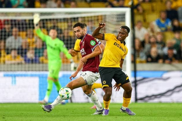 Wolverhampton Wanderers v West Ham United - Carabao Cup Second Round Max Kilman of West Ham and Jhon Arias of Wolverhampton Wanderers battle for possession during the Carabao Cup match between Wolverhampton Wanderers and West Ham United at Molineux in Wolverhampton, United Kingdom, on August 26, 2025. Wolverhampton West Midlands United Kingdom  Copyright: xMIxNewsx originalFilename:fletcher-wolverha250826_npyGm.jpg