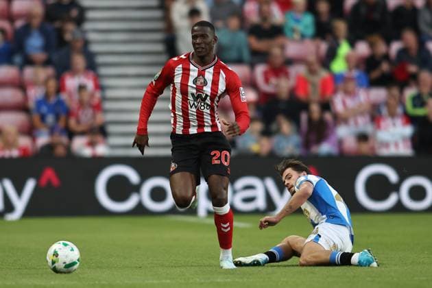 Sunderland v Huddersfield Town - Carabao Cup Second Round Nordi Mukiele of Sunderland breaks away from Leo Castledine of Huddersfield Town during the Carabao Cup match between Sunderland and Huddersfield Town at the Stadium Of Light in Sunderland, England, on August 26, 2025. Sunderland Tyne and Wear United Kingdom  Copyright: xMIxNewsx originalFilename:fletcher-sunderla250826_npBul.jpg