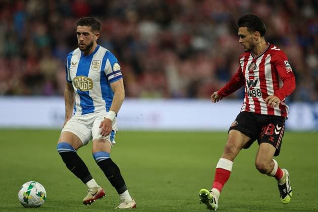 Sunderland v Huddersfield Town - Carabao Cup Second Round Lynden Gooch of Huddersfield Town has the ball under pressure from Enzo Le Fee of Sunderland during the Carabao Cup match between Sunderland and Huddersfield Town at the Stadium Of Light in Sunderland, England, on August 26, 2025. Sunderland Tyne and Wear United Kingdom  Copyright: xMIxNewsx originalFilename:fletcher-sunderla250826_npfJw.jpg