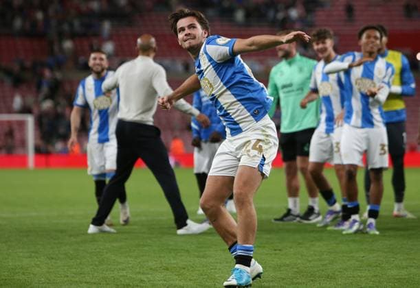Sunderland v Huddersfield Town - Carabao Cup Second Round Leo Castledine of Huddersfield Town celebrates at full time during the Carabao Cup match between Sunderland and Huddersfield Town at the Stadium Of Light in Sunderland, England, on August 26, 2025. Sunderland Tyne and Wear United Kingdom  Copyright: xMIxNewsx originalFilename:fletcher-sunderla250826_npibD.jpg
