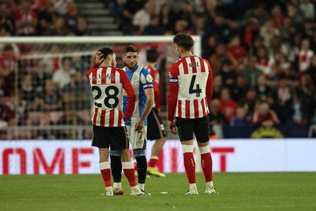 Sunderland v Huddersfield Town - Carabao Cup Second Round Players from both teams speak during a break in play following a medical emergency during the Carabao Cup match between Sunderland and Huddersfield Town at the Stadium Of Light in Sunderland, on August 26, 2025. Sunderland Tyne and Wear United Kingdom  Copyright: xMIxNewsx originalFilename:fletcher-sunderla250826_npUUl.jpg