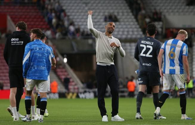 Sunderland v Huddersfield Town - Carabao Cup Second Round Lee Grant of Huddersfield Town celebrates at full time during the Carabao Cup match between Sunderland and Huddersfield Town at the Stadium Of Light in Sunderland, England, on August 26, 2025. Sunderland Tyne and Wear United Kingdom  Copyright: xMIxNewsx originalFilename:fletcher-sunderla250826_npYEm.jpg