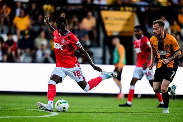 Cambridge United v Charlton Athletic - Carabao Cup Second Round Karoy Anderson (18 Charlton Athletic) kicks the ball during the Carabao Cup match between Cambridge United and Charlton Athletic at the Cledara Abbey Stadium in Cambridge, on August 26, 2025. Cambridge Cambridgeshire United Kingdom  Copyright: xMIxNewsx originalFilename:fletcher-cambridg250826_npxR7.jpg