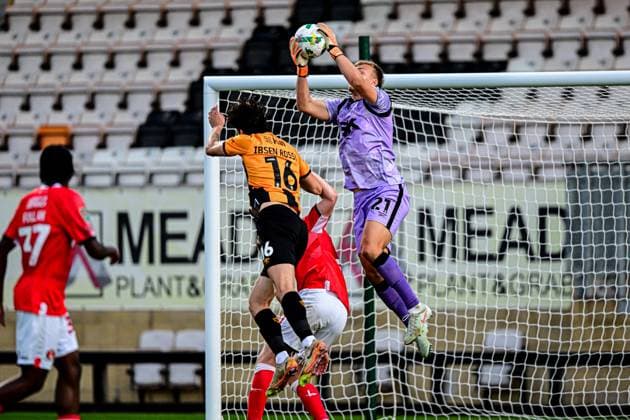 Cambridge United v Charlton Athletic - Carabao Cup Second Round Zeno Ibsen Rossi of Cambridge United challenges goalkeeper Ashley Maynard Brewer of Charlton Athletic during the Carabao Cup match between Cambridge United and Charlton Athletic at the Cledara Abbey Stadium in Cambridge, United Kingdom, on August 26, 2025. Cambridge Cambridgeshire United Kingdom  Copyright: xMIxNewsx originalFilename:fletcher-cambridg250826_npdRX.jpg