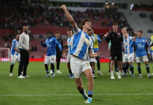 Sunderland v Huddersfield Town - Carabao Cup Second Round Leo Castledine of Huddersfield Town celebrates at full time during the Carabao Cup match between Sunderland and Huddersfield Town at the Stadium Of Light in Sunderland, England, on August 26, 2025. Sunderland Tyne and Wear United Kingdom  Copyright: xMIxNewsx originalFilename:fletcher-sunderla250826_npWVV.jpg