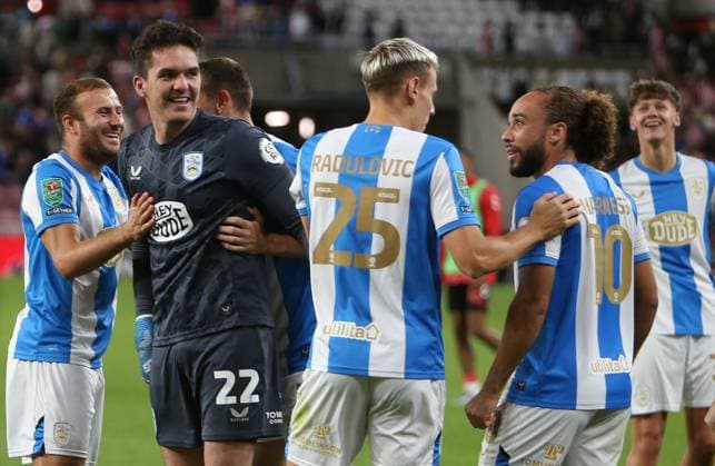 Sunderland v Huddersfield Town - Carabao Cup Second Round Huddersfield Town players celebrate their penalty shootout win during the Carabao Cup match between Sunderland and Huddersfield Town at the Stadium Of Light in Sunderland, England, on August 26, 2025. Sunderland Tyne and Wear United Kingdom  Copyright: xMIxNewsx originalFilename:fletcher-sunderla250826_npzbm.jpg