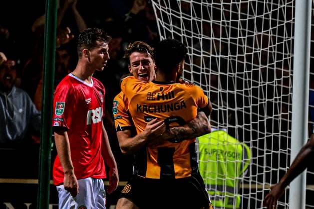 Cambridge United v Charlton Athletic - Carabao Cup Second Round Zak Bradshaw (22, Cambridge United) celebrates after scoring the team s third goal with Elias Kachunga (10, Cambridge United) during the Carabao Cup match between Cambridge United and Charlton Athletic at the Cledara Abbey Stadium in Cambridge, United Kingdom, on August 26, 2025. Cambridge Cambridgeshire United Kingdom  Copyright: xMIxNewsx originalFilename:fletcher-cambridg250826_npUSK.jpg