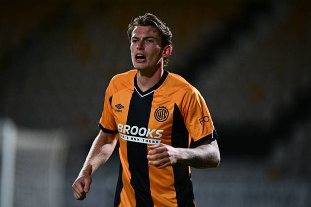 Cambridge United v Charlton Athletic - Carabao Cup Second Round Zak Bradshaw (22 Cambridge United) looks on during the Carabao Cup match between Cambridge United and Charlton Athletic at the Cledara Abbey Stadium in Cambridge, on August 26, 2025. Cambridge Cambridgeshire United Kingdom  Copyright: xMIxNewsx originalFilename:fletcher-cambridg250826_npt8t.jpg