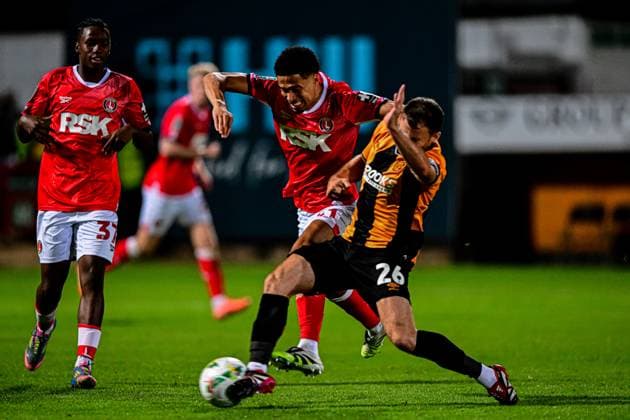 Cambridge United v Charlton Athletic - Carabao Cup Second Round Harvey Knibbs of Charlton Athletic challenges James Gibbons of Cambridge United during the Carabao Cup match between Cambridge United and Charlton Athletic at the Cledara Abbey Stadium in Cambridge, United Kingdom, on August 26, 2025. Cambridge Cambridgeshire United Kingdom  Copyright: xMIxNewsx originalFilename:fletcher-cambridg250826_npwlG.jpg