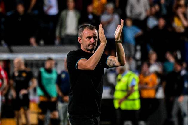 Cambridge United v Charlton Athletic - Carabao Cup Second Round Manager Nathan Jones, the manager of Charlton Athletic, applauds fans after the final whistle during the Carabao Cup match between Cambridge United and Charlton Athletic at the Cledara Abbey Stadium in Cambridge, United Kingdom, on August 26, 2025. Cambridge Cambridgeshire United Kingdom  Copyright: xMIxNewsx originalFilename:fletcher-cambridg250826_npyoQ.jpg