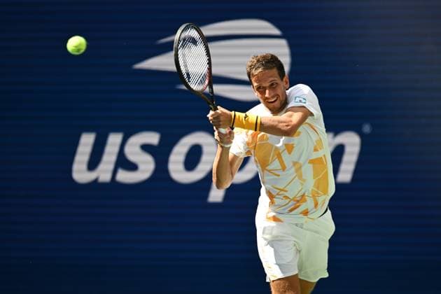 (250827) -- NEW YORK, Aug. 27, 2025 -- Vit Kopriva of the Czech Republic returns a shot during the men s singles first round match against Jannik Sinner of Italy at the 2025 US Open tennis championships in New York, the United States, on Aug. 26, 2025. ) (SP)U.S.-NEW YORK-TENNIS-US OPEN-MEN S SINGLES LixRui 