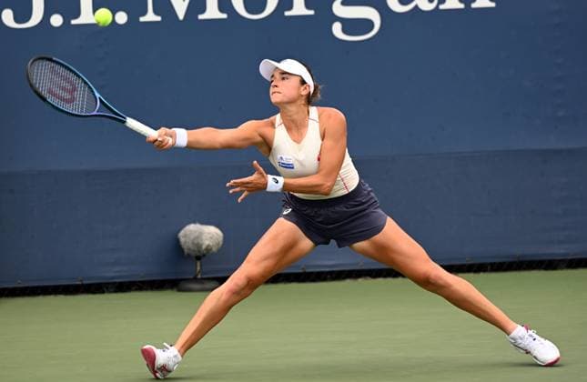 (250827) -- NEW YORK, Aug. 27, 2025 -- Caroline Dolehide of the United States hits a return during the women s singles first round match against Wang Xinyu of China at the 2025 US Open tennis championships in New York, the United States, on Aug. 25, 2025. ) (SP)U.S.-NEW YORK-TENNIS-US OPEN-WOMEN S SINGLES LixRui 