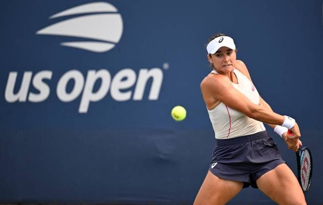(250827) -- NEW YORK, Aug. 27, 2025 -- Caroline Dolehide of the United States hits a return during the women s singles first round match against Wang Xinyu of China at the 2025 US Open tennis championships in New York, the United States, on Aug. 25, 2025. ) (SP)U.S.-NEW YORK-TENNIS-US OPEN-WOMEN S SINGLES LixRui 