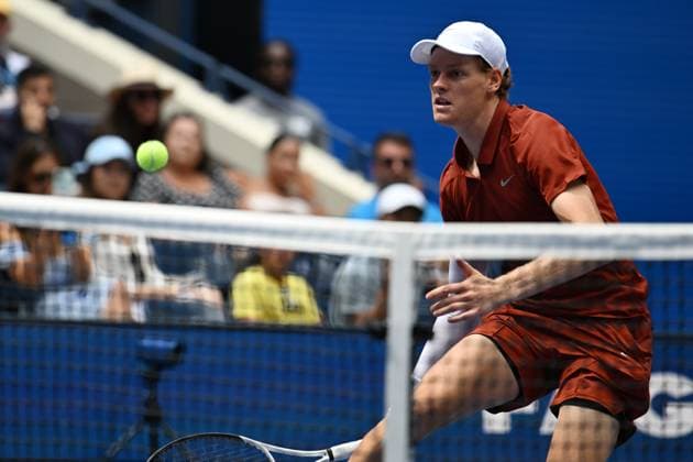 (250827) -- NEW YORK, Aug. 27, 2025 -- Jannik Sinner of Italy returns a shot during the men s singles first round match against Vit Kopriva of the Czech Republic at the 2025 US Open tennis championships in New York, the United States, on Aug. 26, 2025. ) (SP)U.S.-NEW YORK-TENNIS-US OPEN-MEN S SINGLES LixRui 