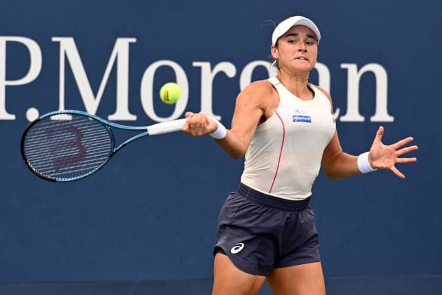 (250827) -- NEW YORK, Aug. 27, 2025 -- Wang Xinyu of China hits a return during the women s singles first round match against Caroline Dolehide of the United States at the 2025 US Open tennis championships in New York, the United States, on Aug. 25, 2025. ) (SP)U.S.-NEW YORK-TENNIS-US OPEN-WOMEN S SINGLES LixRui 