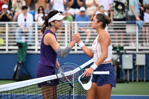 (250827) -- NEW YORK, Aug. 27, 2025 -- Wang Xinyu (L) of China shakes hands with Caroline Dolehide of the United States after the women s singles first round match against at the 2025 US Open tennis championships in New York, the United States, on Aug. 25, 2025. ) (SP)U.S.-NEW YORK-TENNIS-US OPEN-WOMEN S SINGLES LixRui 