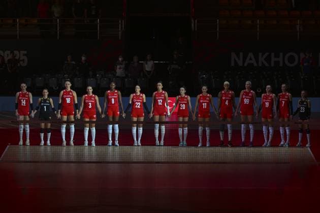 Turkiye v Canada - FIVB Women’s World Volleyball Championship NAKHON RATCHASIMA, THAILAND - AUGUST 27: The Turkish National Women s Volleyball team players stand during the ceremony ahead of the FIVB Women s Volleyball World Championship, WM, Weltmeisterschaft match between Turkiye and Canada at Korat Chatchai Hall in Nakhon Ratchasima, Thailand, on August 27, 2025. Mustafa Hatipoglu Anadolu Nakhon Ratchasima Thailand. Editorial use only. Please get in touch for any other usage.  Copyright: x2025xAnadoluxMustafaxHatipoglux