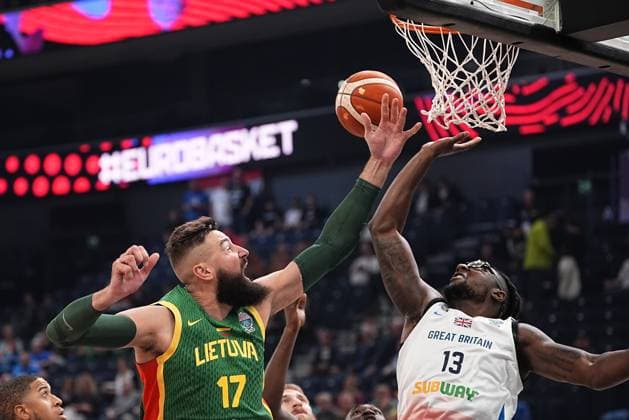 Jonas Valanciunas of Lithuania and Jubrile Belo of Great Britainduring the FIBA Eurobasket 2025 group B match between Great Britain and Lithuania at the Nokia Arena on 27th August 2025 in Tampere, Finland. (Kalle Parkkinen Newspix24)  Copyright: xKALLExPARKKINENx NP24kp0174