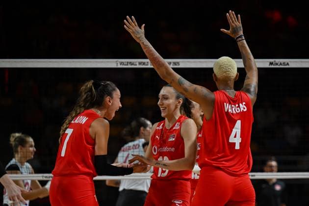 Turkiye v Canada - FIVB Women’s World Volleyball Championship NAKHON RATCHASIMA, THAILAND - AUGUST 27: Melissa Teresa Vargas (4), Asli Kalac (19) and Hande Baladin (7) of Turkiye celebrate after scoring a point during the FIVB Women s Volleyball World Championship, WM, Weltmeisterschaft match between Turkiye and Canada at Korat Chatchai Hall in Nakhon Ratchasima, Thailand, on August 27, 2025. Mustafa Hatipoglu Anadolu Nakhon Ratchasima Thailand. Editorial use only. Please get in touch for any other usage.  Copyright: x2025xAnadoluxMustafaxHatipoglux