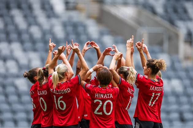 250827 Elisabeth Terland of Manchester United, ManU celebrate with her teammates after 1-0 during the UEFA Women s Champions League qualifying match between Manchester United and PSV Eindhoven on August 27, 2025 in Stockholm. Photo: Jonathan Näckstrand BILDBYRAN COP 94 JN0223 fotboll football soccer fotball uefa womens champions league manchester united wfc psv eindhoven dam bbeng jubel celebration Copyright: JONATHANxNÄCKSTRAND BB250827JN004