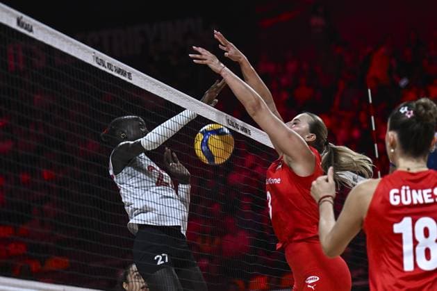 Turkiye v Canada - FIVB Women’s World Volleyball Championship NAKHON RATCHASIMA, THAILAND - AUGUST 27: Cansu Ozbay (3) of Turkiye in action against Nyadholi Thokbuom (27) of Canada during the FIVB Women s Volleyball World Championship, WM, Weltmeisterschaft match between Turkiye and Canada at Korat Chatchai Hall in Nakhon Ratchasima, Thailand, on August 27, 2025. Mustafa Hatipoglu Anadolu Nakhon Ratchasima Thailand. Editorial use only. Please get in touch for any other usage.  Copyright: x2025xAnadoluxMustafaxHatipoglux