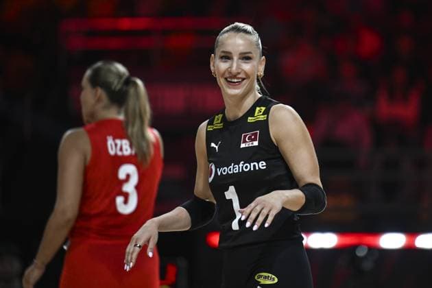 Turkiye v Canada - FIVB Women’s World Volleyball Championship NAKHON RATCHASIMA, THAILAND - AUGUST 27: Gizem Orge (1) of Turkiye in action during the FIVB Women s Volleyball World Championship, WM, Weltmeisterschaft match between Turkiye and Canada at Korat Chatchai Hall in Nakhon Ratchasima, Thailand, on August 27, 2025. Mustafa Hatipoglu Anadolu Nakhon Ratchasima Thailand. Editorial use only. Please get in touch for any other usage.  Copyright: x2025xAnadoluxMustafaxHatipoglux