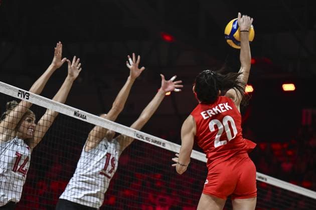 Turkiye v Canada - FIVB Women’s World Volleyball Championship NAKHON RATCHASIMA, THAILAND - AUGUST 27: Yaprak Erkek (20) of Turkiye in action against Emily Maglio (19) and Hilary Howe (14) of Canada during the FIVB Women s Volleyball World Championship, WM, Weltmeisterschaft match between Turkiye and Canada at Korat Chatchai Hall in Nakhon Ratchasima, Thailand, on August 27, 2025. Mustafa Hatipoglu Anadolu Nakhon Ratchasima Thailand. Editorial use only. Please get in touch for any other usage.  Copyright: x2025xAnadoluxMustafaxHatipoglux