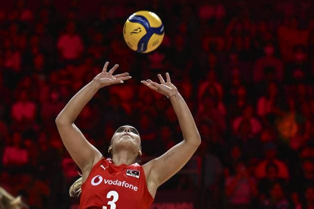 Turkiye v Canada - FIVB Women’s World Volleyball Championship NAKHON RATCHASIMA, THAILAND - AUGUST 27: Cansu Ozbay (3) of Turkiye in action during the FIVB Women s Volleyball World Championship, WM, Weltmeisterschaft match between Turkiye and Canada at Korat Chatchai Hall in Nakhon Ratchasima, Thailand, on August 27, 2025. Mustafa Hatipoglu Anadolu Nakhon Ratchasima Thailand. Editorial use only. Please get in touch for any other usage.  Copyright: x2025xAnadoluxMustafaxHatipoglux