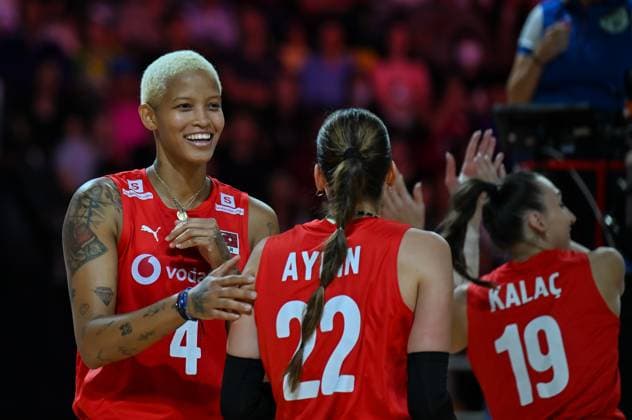 Turkiye v Canada - FIVB Women’s World Volleyball Championship NAKHON RATCHASIMA, THAILAND - AUGUST 27: Melissa Teresa Vargas (4), Ilkin Aydin (22), and Asli Kalac (19) of Turkiye celebrate after a point during the FIVB Women s Volleyball World Championship, WM, Weltmeisterschaft match between Turkiye and Canada at Korat Chatchai Hall in Nakhon Ratchasima, Thailand, on August 27, 2025. Mustafa Hatipoglu Anadolu Nakhon Ratchasima Thailand. Editorial use only. Please get in touch for any other usage.  Copyright: x2025xAnadoluxMustafaxHatipoglux
