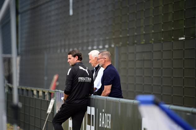 27.08.2025; Moenchengladbach; Fussball, Herren, Saison 2025 2026, Training Borussia Moenchengladbach Im Gespraech v. li. Gerardo Seoane (Trainer Gladbach), Rainer Bonhof (Praesident Gladbach), Uwe Kamps (Praesidiumsmitglied Gladbach) DFL regulations prohibit any use of photographs as image sequences and or quasi-video. Borussia-Park NRW Deutschland