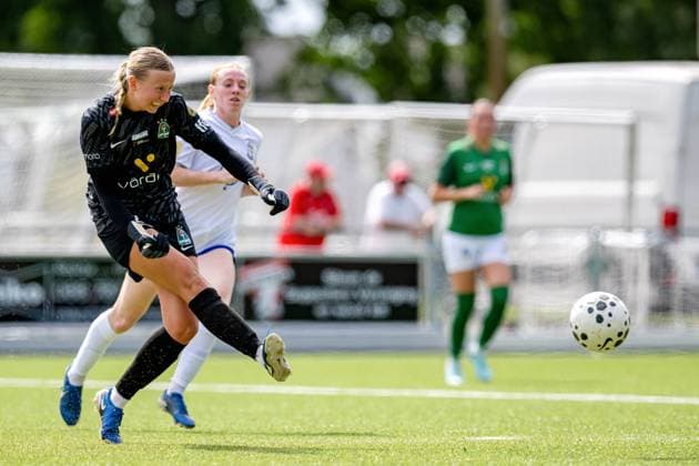 UEFA Women s Champions League Second Qualifying Round Semi-Final, Sportpark Schreurserve, Enschede, The Netherlands 27 8 2025 Athlone Town vs Breidablik Katherine Devine of BreiÃ°ablik passes the ball Katherine Devine 27 8 2025  Copyright: x INPHO FrankxUijlenbroekx FU1_5802 20250827