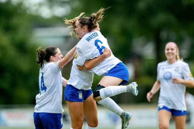 UEFA Women s Champions League Second Qualifying Round Semi-Final, Sportpark Schreurserve, Enschede, The Netherlands 27 8 2025 Athlone Town vs Breidablik Athlone Town™s Madison Gibson, Hannah Waesch and Roisin Molloy celebrates the team™s first goal Madison Gibson, Hannah Waesch and Roisin Molloy celebrates the team™s first goal 27 8 2025  Copyright: x INPHO FrankxUijlenbroekx FU1_6600 20250827