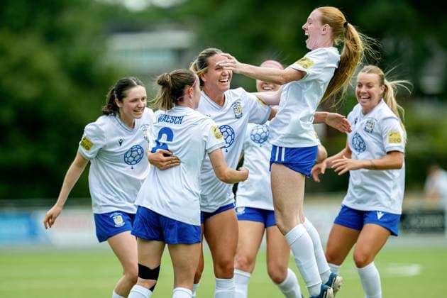 UEFA Women s Champions League Second Qualifying Round Semi-Final, Sportpark Schreurserve, Enschede, The Netherlands 27 8 2025 Athlone Town vs Breidablik Athlone Town™s Israela Groves scores the team™s first goal and celebrates with Madison Gibson and Hannah Waesch Israela Groves scores the team™s first goal and celebrates with Madison Gibson and Hannah Waesch 27 8 2025  Copyright: x INPHO FrankxUijlenbroekx FU1_6615 20250827