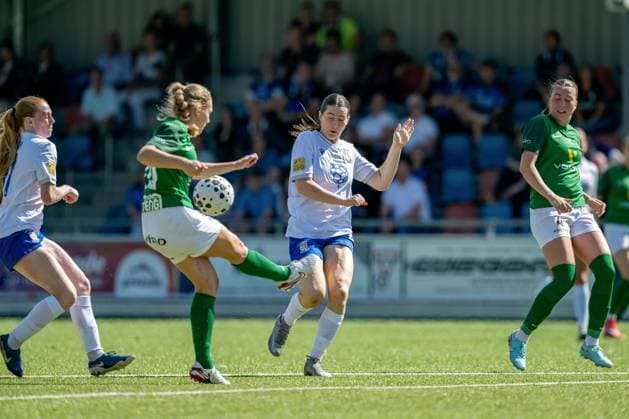 UEFA Women s Champions League Second Qualifying Round Semi-Final, Sportpark Schreurserve, Enschede, The Netherlands 27 8 2025 Athlone Town vs Breidablik Ãslaug Munda Gunnlaugsdottir of BreiÃ°ablik defends Hazel Donegan of Athlone Town AFC Ãslaug Munda Gunnlaugsdottir and Hazel Donegan 27 8 2025  Copyright: x INPHO FrankxUijlenbroekx FU1_7086 20250827