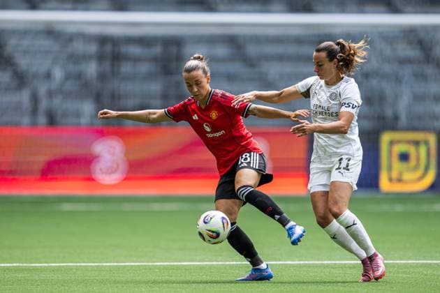 250827 Julia Zigiotti Olme of Manchester United, ManU and Renate Jansen of PSV Eindhoven during the UEFA Women s Champions League qualifying match between Manchester United and PSV Eindhoven on August 27, 2025 in Stockholm. Photo: Jonathan Näckstrand BILDBYRAN COP 94 JN0223 fotboll football soccer fotball uefa womens champions league manchester united wfc psv eindhoven dam bbeng Copyright: JONATHANxNÄCKSTRAND BB250827JN065