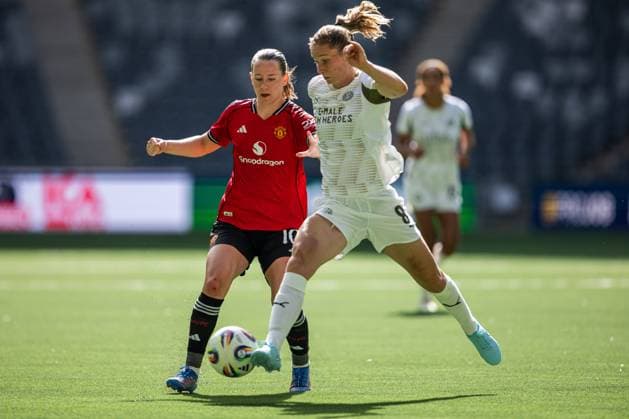 250827 Elisabeth Terland of Manchester United, ManU and Sippie Catharine Folkertsma of PSV Eindhoven during the UEFA Women s Champions League qualifying match between Manchester United and PSV Eindhoven on August 27, 2025 in Stockholm. Photo: Jonathan Näckstrand BILDBYRAN COP 94 JN0223 fotboll football soccer fotball uefa womens champions league manchester united wfc psv eindhoven dam bbeng Copyright: JONATHANxNÄCKSTRAND BB250827JN079