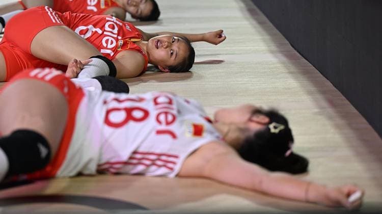 (250827) -- CHIANG MAI, Aug. 27, 2025 -- Gong Xiangyu (C) of China communicates with teammate Wang Mengjie (bottom) as they warm up before the Preliminary Phase Pool F match between China and the Dominican Republic at the Volleyball Women s World Championship, WM, Weltmeisterschaft in Chiang Mai, Thailand, Aug. 27, 2025. ) (SP)THAILAND-CHIANG MAI-VOLLEYBALL-WOMEN S WORLD CHAMPIONSHIP-CHINA VS THE DOMINICAN REPUBLIC HouxZhaokang 