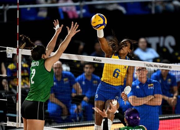 (250825) -- CHIANG MAI, Aug. 25, 2025 -- Valerin Carabali (top R) of Colombia spikes the ball during the Preliminary Phase Pool F match between Colombia and Mexico at the Volleyball Women s World Championship, WM, Weltmeisterschaft in Chiang Mai, Thailand, Aug. 27, 2025. ) (SP)THAILAND-CHIANG MAI-VOLLEYBALL-WOMEN S WORLD CHAMPIONSHIP-COLOMBIA VS MEXICO HouxZhaokang 