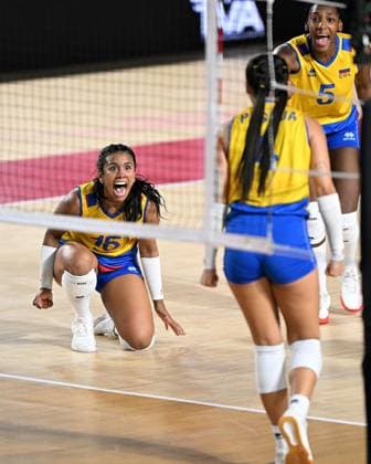 (250825) -- CHIANG MAI, Aug. 25, 2025 -- Maria Alejandra Marin (L) of Colombia celebrates scoring with teammates during the Preliminary Phase Pool F match between Colombia and Mexico at the Volleyball Women s World Championship, WM, Weltmeisterschaft in Chiang Mai, Thailand, Aug. 27, 2025. ) (SP)THAILAND-CHIANG MAI-VOLLEYBALL-WOMEN S WORLD CHAMPIONSHIP-COLOMBIA VS MEXICO HouxZhaokang 