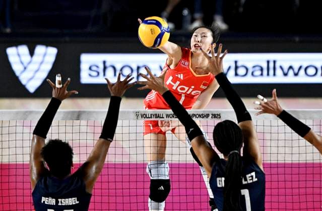 (250827) -- CHIANG MAI, Aug. 27, 2025 -- Wu Mengjie (top) of China spikes the ball during the Preliminary Phase Pool F match between China and the Dominican Republic at the Volleyball Women s World Championship, WM, Weltmeisterschaft in Chiang Mai, Thailand, Aug. 27, 2025. ) (SP)THAILAND-CHIANG MAI-VOLLEYBALL-WOMEN S WORLD CHAMPIONSHIP-CHINA VS THE DOMINICAN REPUBLIC HouxZhaokang 