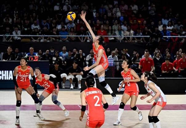 (250827) -- CHIANG MAI, Aug. 27, 2025 -- Wu Mengjie (C) of China spikes the ball during the Preliminary Phase Pool F match between China and the Dominican Republic at the Volleyball Women s World Championship, WM, Weltmeisterschaft in Chiang Mai, Thailand, Aug. 27, 2025. ) (SP)THAILAND-CHIANG MAI-VOLLEYBALL-WOMEN S WORLD CHAMPIONSHIP-CHINA VS THE DOMINICAN REPUBLIC HouxZhaokang 