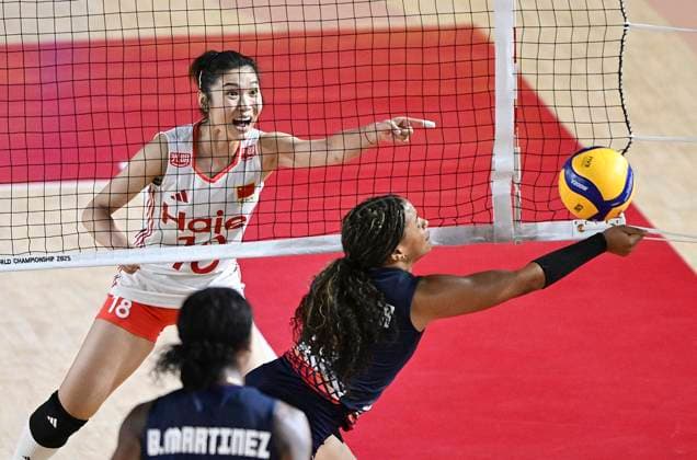 (250827) -- CHIANG MAI, Aug. 27, 2025 -- Wang Mengjie (L) of China reacts during the Preliminary Phase Pool F match between China and the Dominican Republic at the Volleyball Women s World Championship, WM, Weltmeisterschaft in Chiang Mai, Thailand, Aug. 27, 2025. ) (SP)THAILAND-CHIANG MAI-VOLLEYBALL-WOMEN S WORLD CHAMPIONSHIP-CHINA VS THE DOMINICAN REPUBLIC HouxZhaokang 